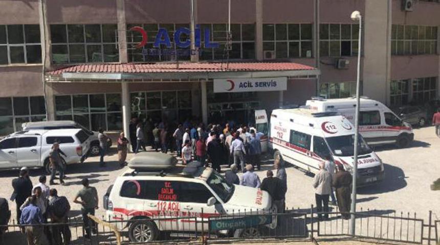 Hakkari'de öğrenci servisi şarampole yuvarlandı! Yaralılar var