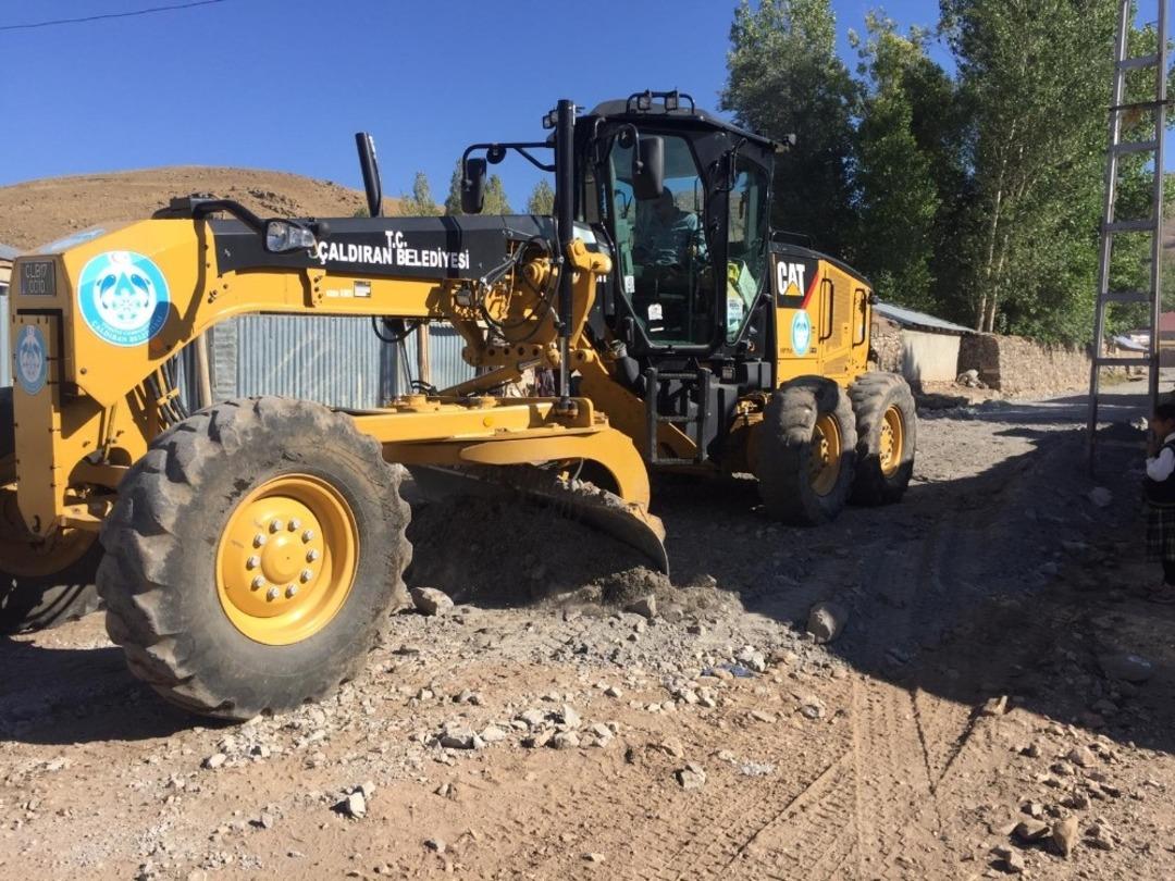 &Ccedil;aldıran Belediyesinden stabilize yol &ccedil;alışması