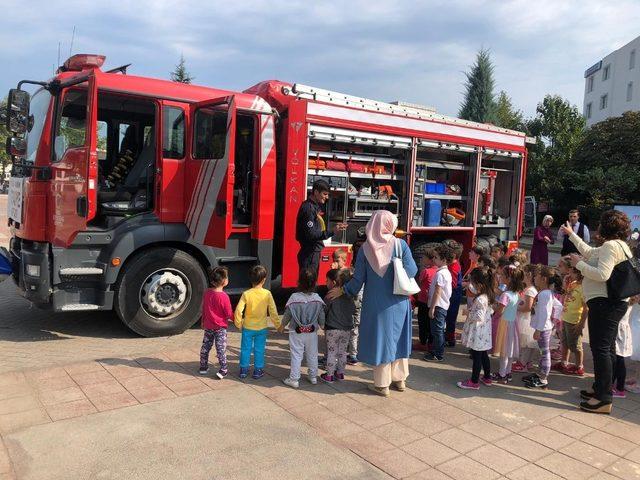 Minik öğrencilerden itfaiye ekiplerine ziyaret