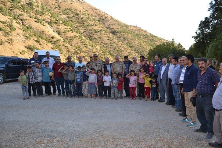 Sason’da köylerini ziyaret eden kaymakamı, asker selamıyla karşıladılar G1