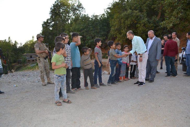Sason’da köylerini ziyaret eden kaymakamı, asker selamıyla karşıladılar G2