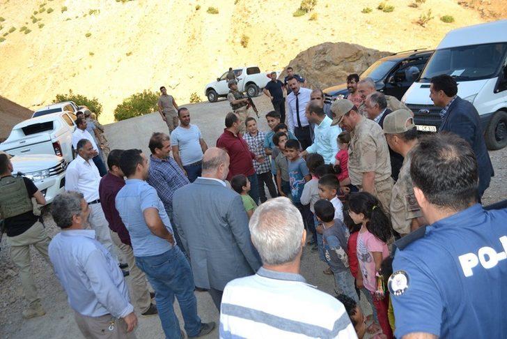 Sason’da köylerini ziyaret eden kaymakamı, asker selamıyla karşıladılar G3