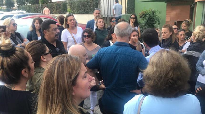 Kartal'da öğretmenlerin istifa ettiğini duyan veliler, okul önüne koştu