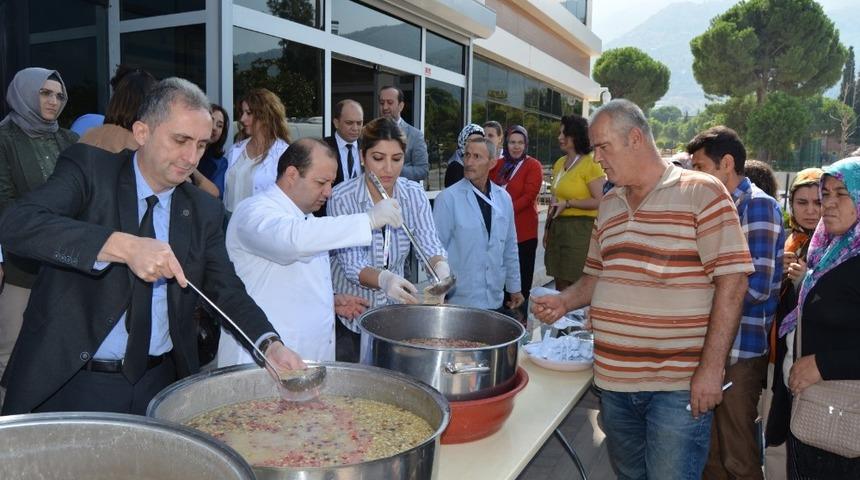 Sağlık &ccedil;alışanlarından aşure hayrı