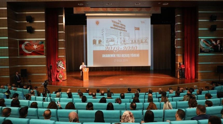 Akademik yılı a&ccedil;ılışı d&uuml;zenlenen t&ouml;renle yapıldı