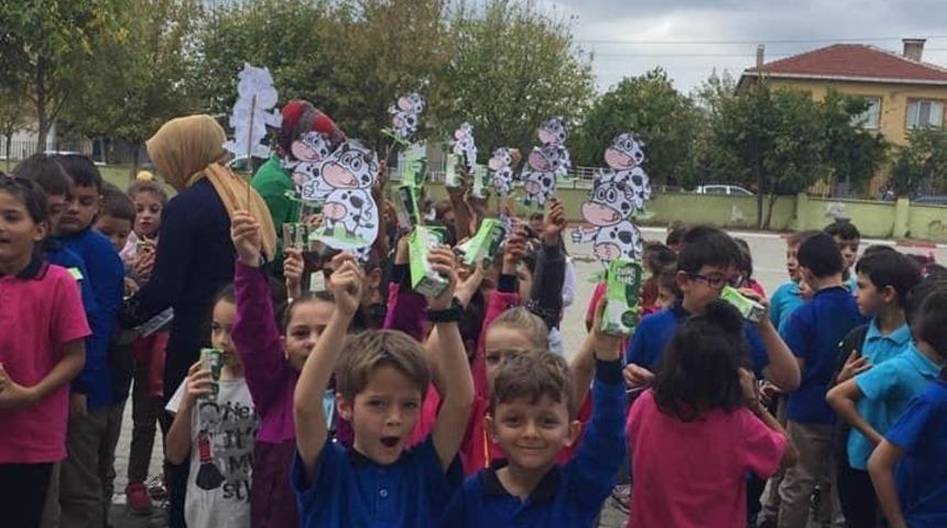 Manyas&rsquo;ta &ouml;ğrencilere s&uuml;t ikramı