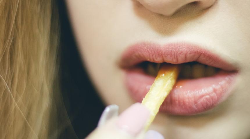 Bilim insanları uyardı: Anne adayları patates cipsinden uzak dursun!