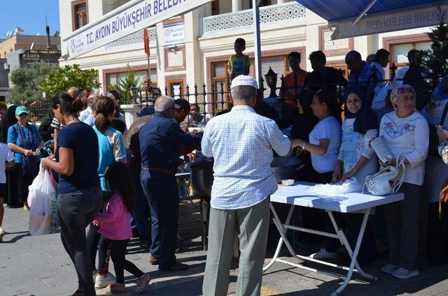 AK Parti Didim ilçe teşkilatından vatandaşlara aşure hayrı