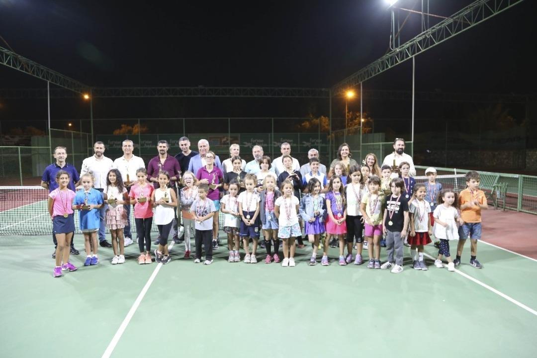 Tenis turnuvasında şampiyonlar kupalarına kavuştu