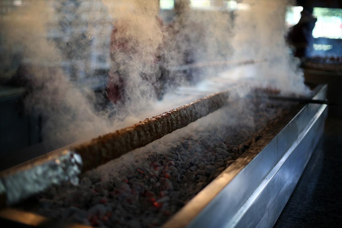 Ahşap şiş Adana kebabına lezzet kattı