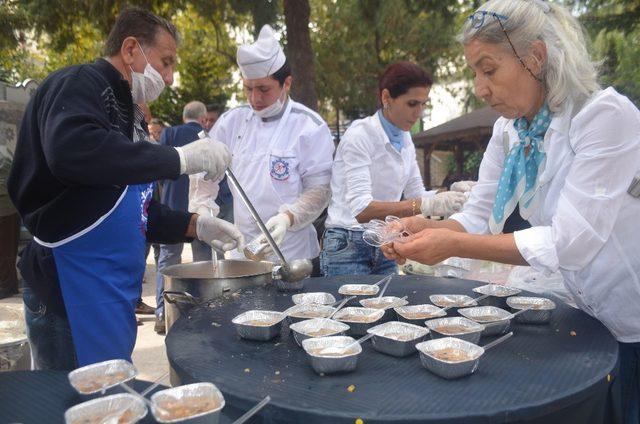 Belediye Başkan Yardımcısı Gürses’ten vatandaşa aşure ikramı