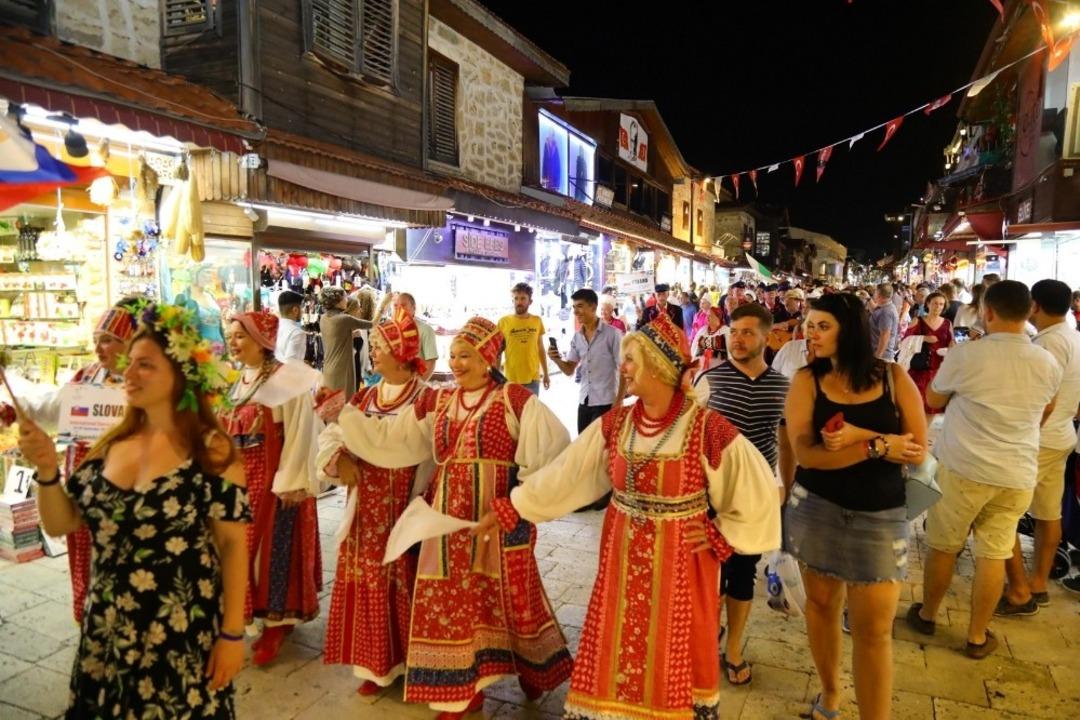 Side&rsquo;de şenlik &ldquo;Halk Dansları Festivali&rdquo; ile devam ediyor