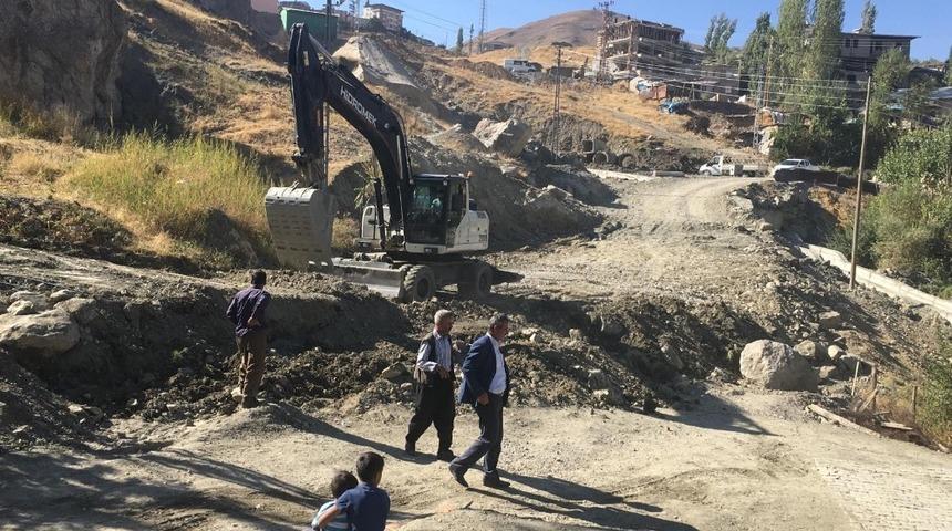 Hakkari Belediyesinden yol yapım &ccedil;alışması
