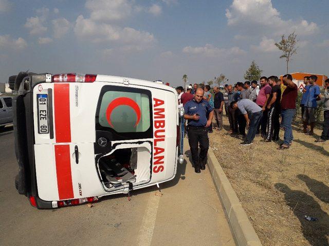 Adana’da ambulans ile otomobil çarpıştı: 1’i bebek 4 yaralı