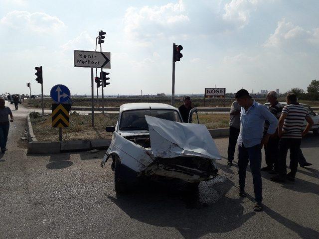 Adana’da ambulans ile otomobil çarpıştı: 1’i bebek 4 yaralı