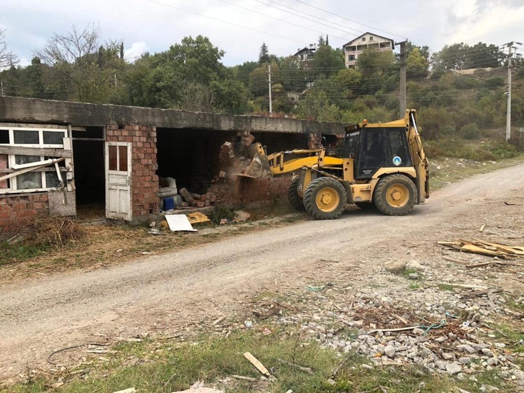 Metruk bina yıkıldı