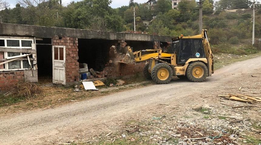 Metruk bina yıkıldı