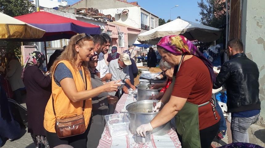 Lapseki Bey&ccedil;ayırlılar Derneğinden aşure ikramı