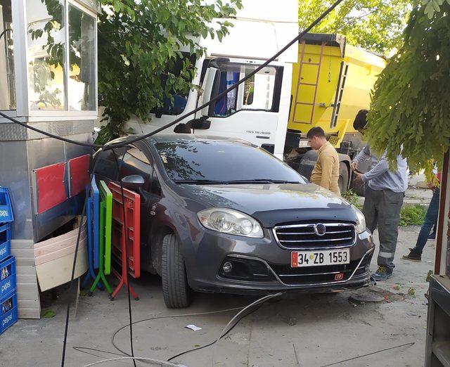 Sürücü kalp krizi geçirdi, hafriyat kamyonu durağa daldı: 2 ölü