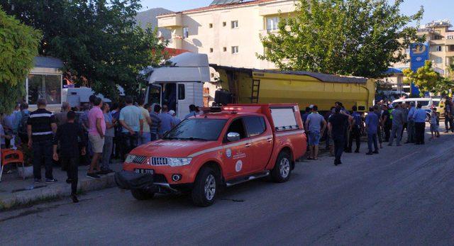 Sürücü kalp krizi geçirdi, hafriyat kamyonu durağa daldı: 2 ölü