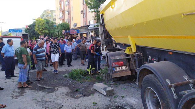 Sürücü kalp krizi geçirdi, hafriyat kamyonu durağa daldı: 2 ölü