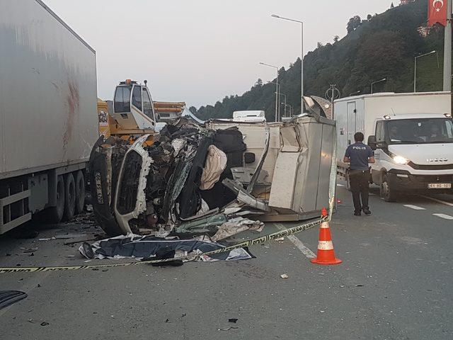 TIR'a arkadan çarpan kamyon sürücüsü öldü