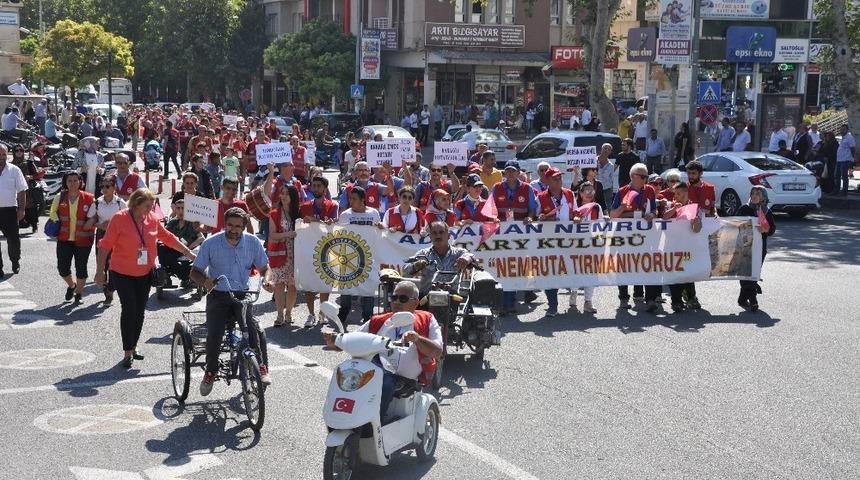 Engelliler davul zurna eşliğinde y&uuml;r&uuml;d&uuml;