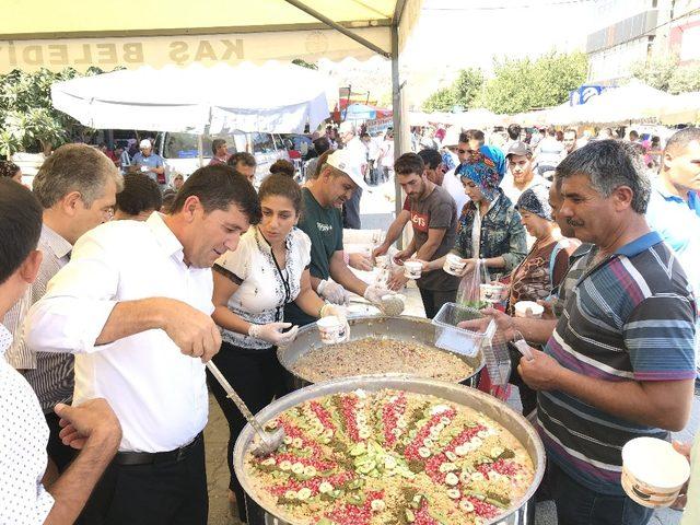 Kaş Belediyesi’nden Kınık’ta Aşure İkramı