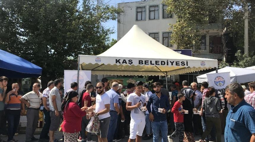 Kaş Belediyesi’nden Kınık’ta Aşure İkramı