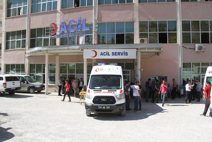 GÜNCELLEME 2 - Hakkari'de öğrenci servisi şarampole devrildi: 3 ölü, 3 yaralı G1