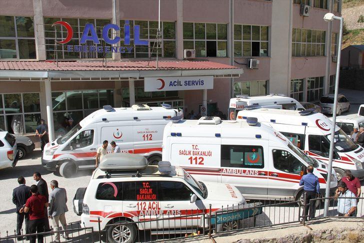 GÜNCELLEME 2 - Hakkari'de öğrenci servisi şarampole devrildi: 3 ölü, 3 yaralı G2