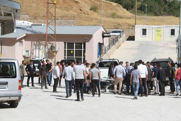 GÜNCELLEME 2 - Hakkari'de öğrenci servisi şarampole devrildi: 3 ölü, 3 yaralı G3