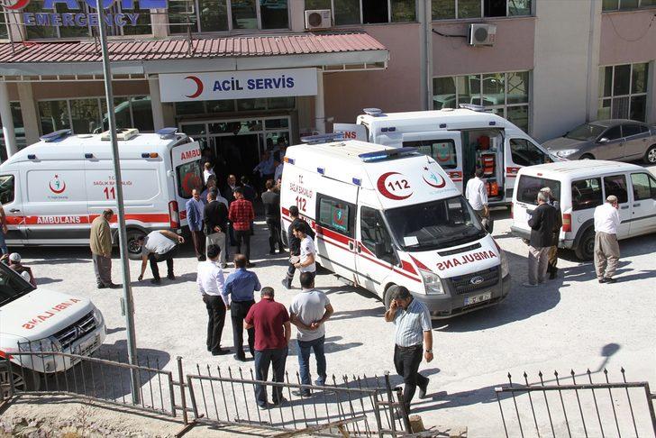 GÜNCELLEME 2 - Hakkari'de öğrenci servisi şarampole devrildi: 3 ölü, 3 yaralı G4