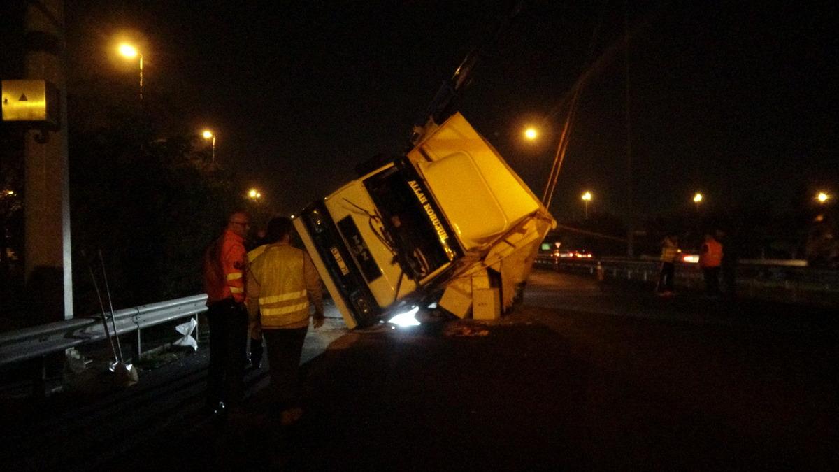 Korkutan kaza sonrası trafik kilitlendi! Kilometrelerce ara&ccedil; kuyruğu