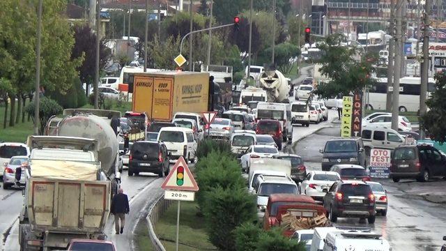 Kapanan kavşak trafiği kilitledi