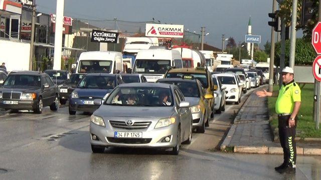 Kapanan kavşak trafiği kilitledi