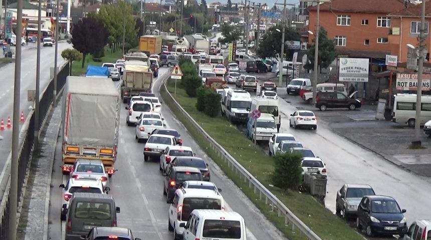 Kapanan kavşak trafiği kilitledi