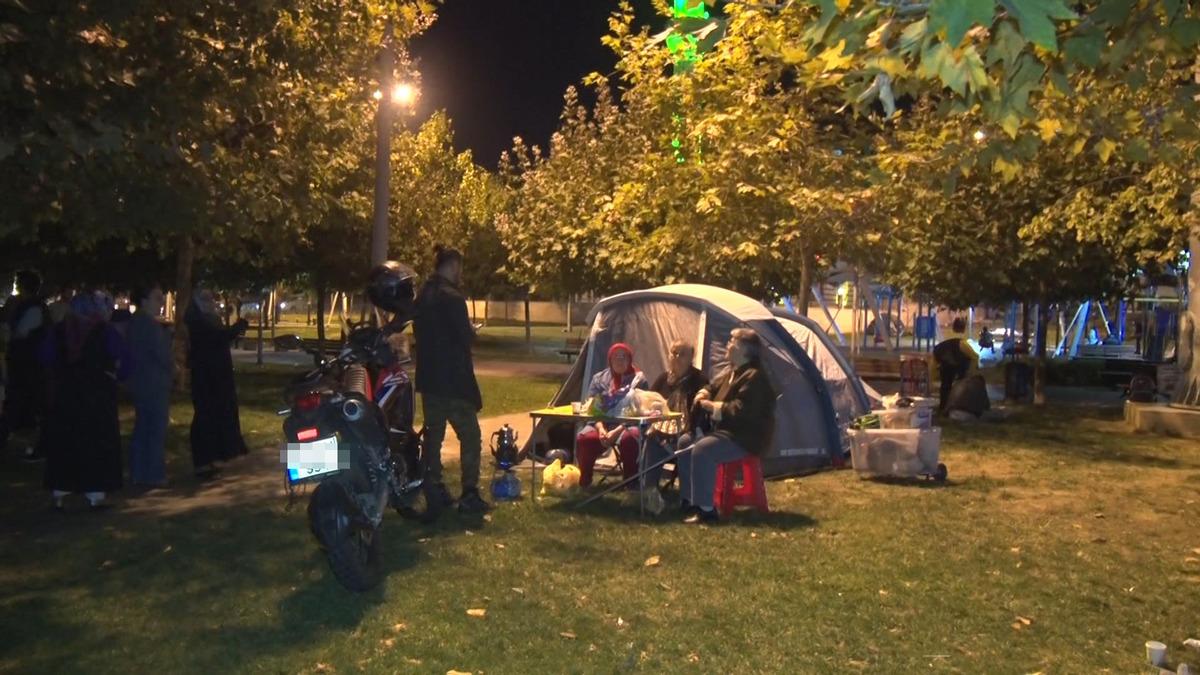 İstanbul'da bazı vatandaşlar geceyi dışarıda ge&ccedil;irmeye devam etti