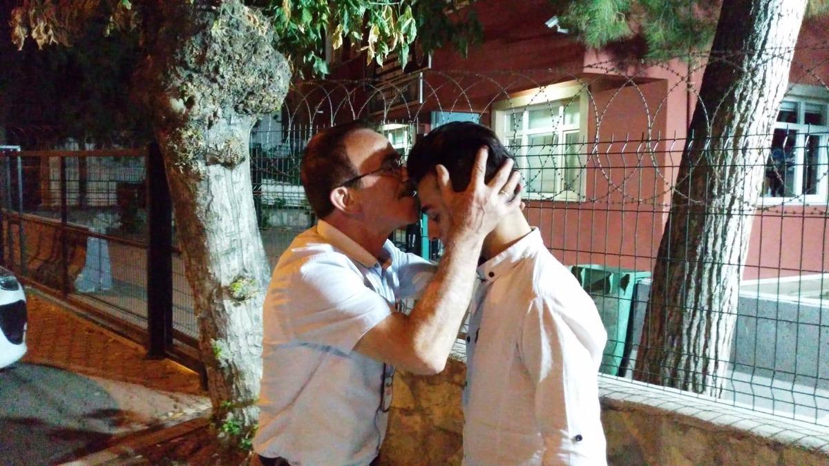 C&uuml;zdanını bulup getiren Suriyeli genci alnından &ouml;pt&uuml;  