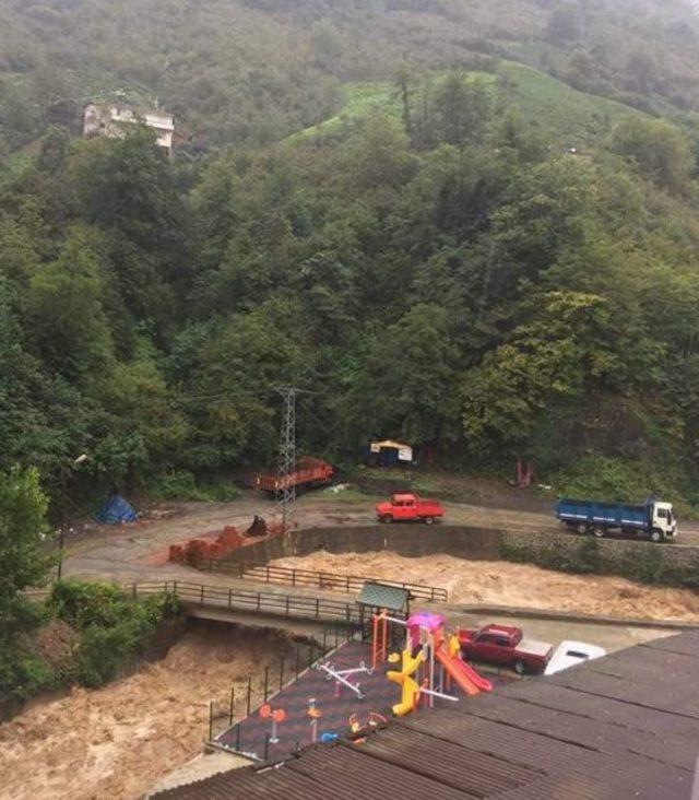 Artvin'de sel; dereler taştı, yollar kapandı