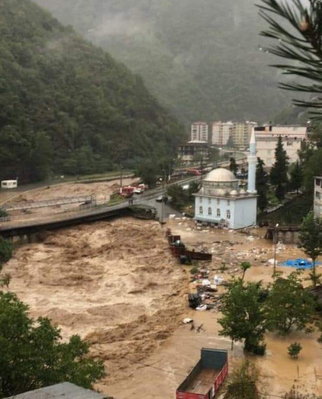 Artvin'de sel; dereler taştı, yollar kapandı