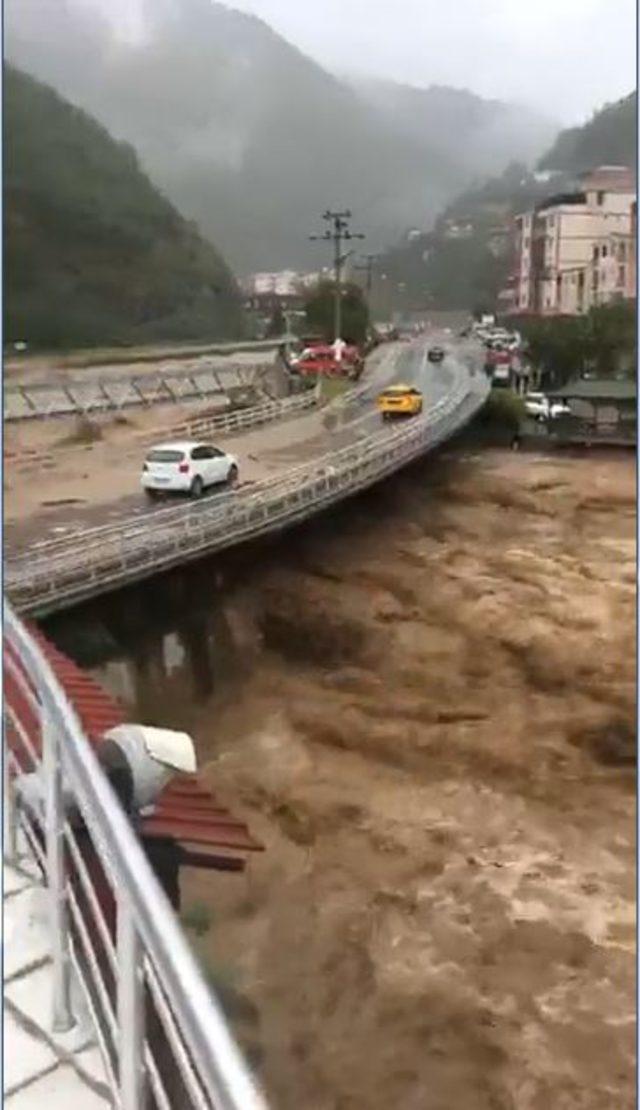 Artvin'de sel; dereler taştı, yollar kapandı