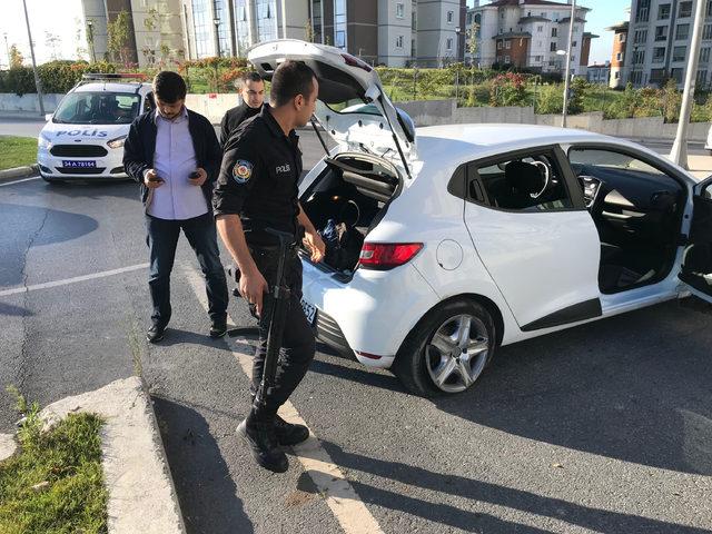 Avcılar'da polisten kaçan araç lastiklerine ateş açılarak durduruldu