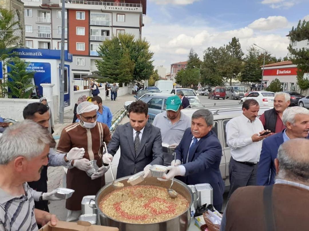 Altıntaş Belediyesi&rsquo;nden aşure ikramı