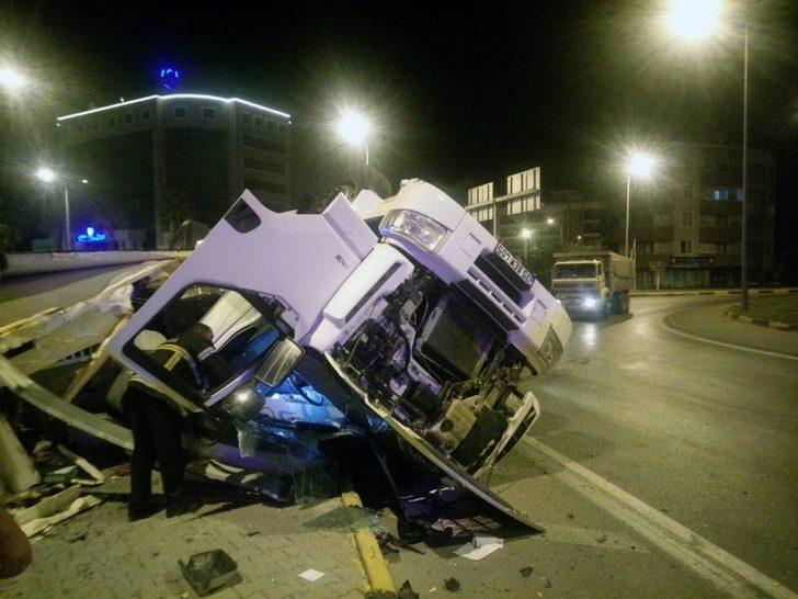 Milas’ta sebze yüklü tır kaza yaptı G1