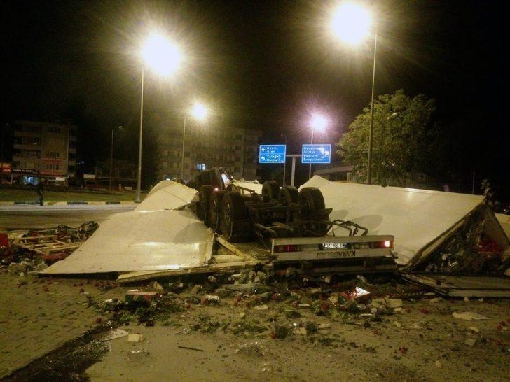 Milas’ta sebze yüklü tır kaza yaptı G2