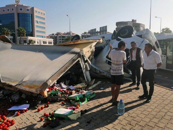 Milas’ta sebze yüklü tır kaza yaptı G4