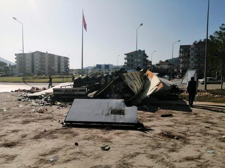 Milas’ta sebze yüklü tır kaza yaptı G5