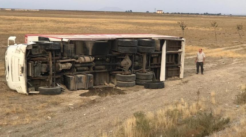 Ev eşyası taşıyan kamyon devrildi: 1 yaralı