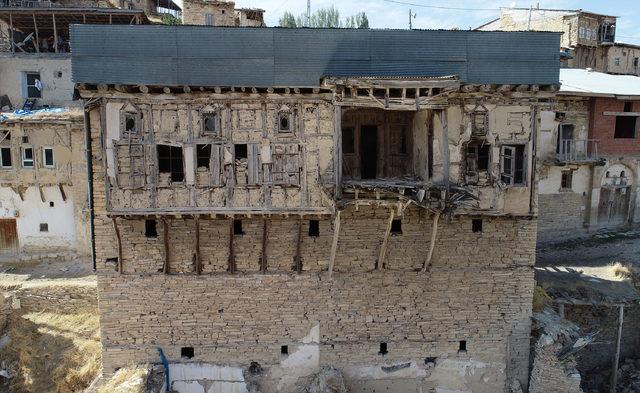 800 yıllık köydeki sal taşından evler hayranlık uyandırıyor